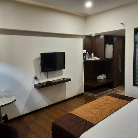 Hotel Lxia Hinjewadi - Indian Nationals Only Pimpri-Chinchwad Ngoại thất bức ảnh