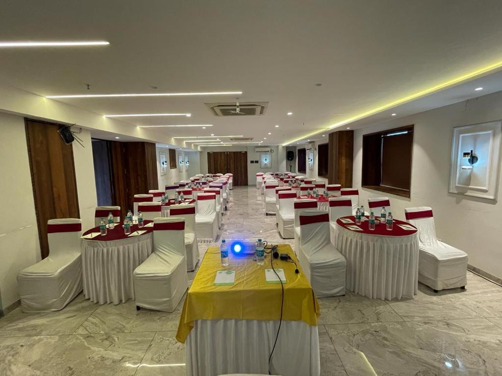 Hotel Lxia Hinjewadi - Indian Nationals Only Pimpri-Chinchwad Ngoại thất bức ảnh